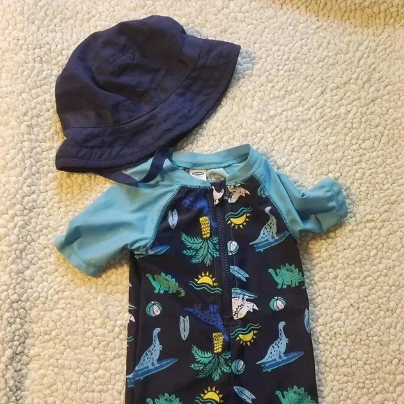 Old Navy Other - Boys 12-18 month Old Navy swimsuit & hat